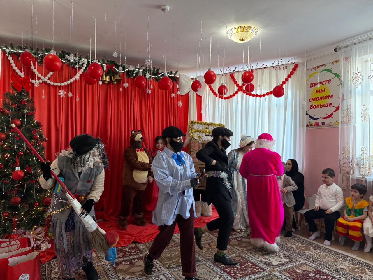 Детям и подросткам Реабилитационного центра в Казбековском районе в преддверии Нового года вручили подарки от Благотворительного фонда «Чистое сердце»